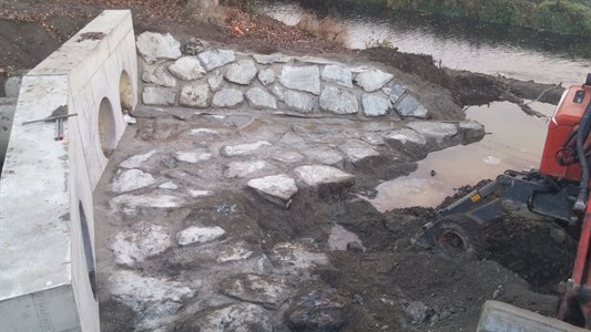 Imos Brno a.s. - skládání kamene do betonu ve výústním objektu(Zábřeh) I.