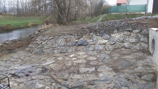 Imos Brno a.s. - skládání kamene do betonu ve výústním objektu(Zábřeh) II.